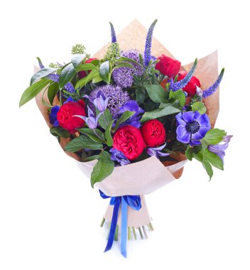 Beyaz renkte izole edilmiş düğün buketi. Taze, yemyeşil renkli çiçekler.,