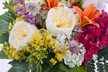 Beyaz renkte izole edilmiş düğün buketi. Taze, yemyeşil renkli çiçekler.,