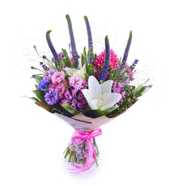 Beyaz renkte izole edilmiş düğün buketi. Taze, yemyeşil renkli çiçekler.,