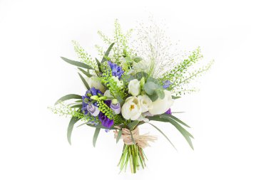 Beyaz renkte izole edilmiş düğün buketi. Taze, yemyeşil renkli çiçekler.,