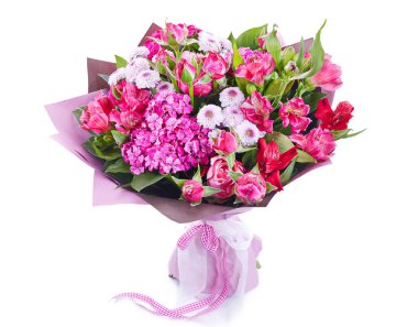 Beyaz renkte izole edilmiş düğün buketi. Taze, yemyeşil renkli çiçekler.,