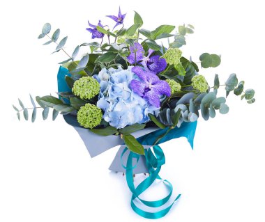 Beyaz renkte izole edilmiş düğün buketi. Taze, yemyeşil renkli çiçekler.,