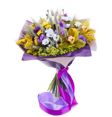 Beyaz renkte izole edilmiş düğün buketi. Taze, yemyeşil renkli çiçekler.,