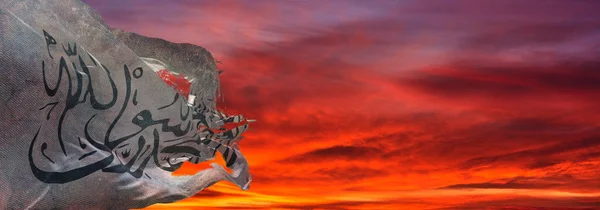 レトロなタターリバーンの旗を翻した日没時に曇った空の背景に手を振ってパノラマビュー 広いバナーのスペースをコピーします 3Dイラスト — ストック写真