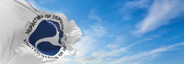 Minsk, Belarus - Mayıs 2021: Birleşik Devletler Ulaştırma Bakanlığı bayrağı rüzgarda sallanıyor. ABD departmanları. Uzayı kopyala 3d illüstrasyon,