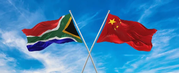 Kína Dél Afrika Zászlói Lobognak Szélben Zászlórúdokon Felé Felhőkkel Napsütéses — Stock Fotó