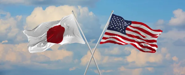 Japonya Amerika Birleşik Devletleri Bayrakları Güneşli Bir Günde Gökyüzüne Karşı — Stok fotoğraf