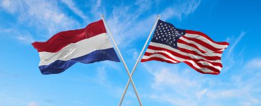 ABD ve Hollanda 'nın bayrakları rüzgarda dalgalanır bayrak direkleri gökyüzüne karşı güneşli bir günde bulutlarla. İki ülke arasındaki ilişkiyi, diyaloğu sembolize ediyor. 3d illüstrasyon,