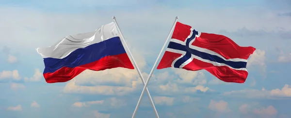 ロシアとノルウェーの旗は 晴れた日に雲と空に対して旗竿に風に振っています 関係を象徴し 両国間の対話 3Dイラスト — ストック写真
