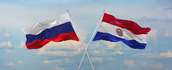 Banderas Rusia Paraguay Ondeando Viento Sobre Mástiles Bandera Contra Cielo — Foto de Stock