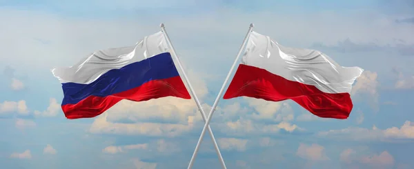 Banderas Rusia Polonia Ondeando Viento Sobre Los Asta Bandera Contra — Foto de Stock