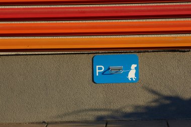 Süpermarketin duvarında köpek park yeri tabelası var. Dışarıda sahiplerini bekleyen, halka takmak için halkalar takılan, halka halinde, halka açık alanlarda ya da dükkanlarda, Boşluğu Kopyala.