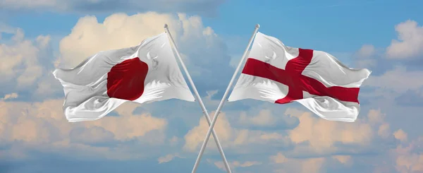 Vlaggen Van Japan Engeland Zwaaien Wind Vlaggenmasten Tegen Hemel Met — Stockfoto
