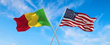 ABD ve Mali 'nin bayrakları rüzgarda dalgalanırken bayrak direkleri gökyüzüne karşı güneşli bir günde bulutlarla. İki ülke arasındaki ilişkiyi, diyaloğu sembolize ediyor. 3d illüstrasyon,