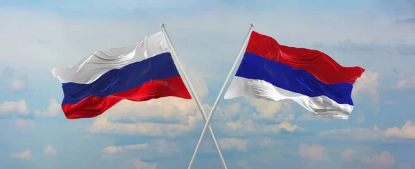 Прапори Росії Республіки Сербської Махають Вітром Флагштоках Проти Неба Хмарами — стокове фото