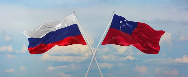 Прапори Росії Самоа Махаючи Вітром Флагштоках Проти Неба Хмарами Сонячний — стокове фото