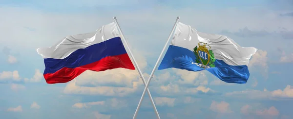 Banderas Rusia San Marino Ondeando Viento Sobre Mástiles Bandera Contra — Foto de Stock