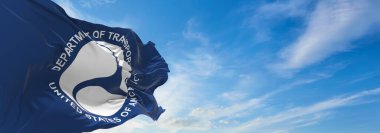 Minsk, Belarus - Mayıs 2021: Birleşik Devletler Ulaştırma Bakanı 'nın bayrağı rüzgarda sallanıyor. ABD departmanları. Uzayı kopyala 3d illüstrasyon,