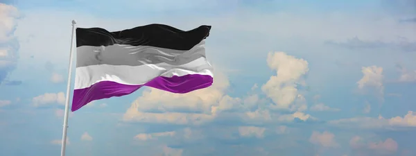 Aseksüelliğin Bayrağı Rüzgarda Sallanıyor Bayrak Direğinde Güneşli Bir Günde Bulutlarla — Stok fotoğraf