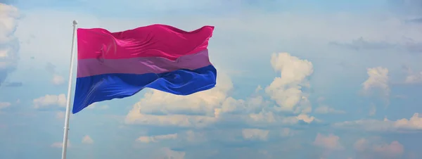 Bisexualitetens Flagga Pride Viftar Vinden Flaggstången Mot Himlen Med Moln — Stockfoto