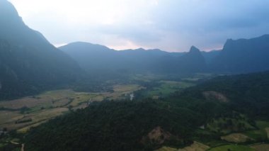 Laos 'ta Vang Vieng kasabası yakınlarındaki doğa manzarası gökyüzünden görülüyor.
