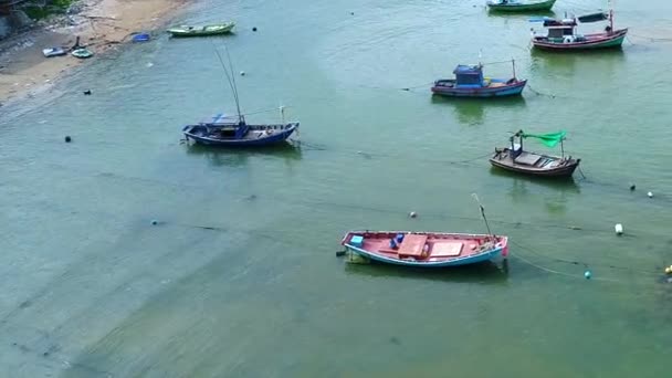Fiskare Båtar Vid Phla Ban Chang Thailand Från Himlen — Stockvideo