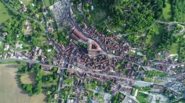 Saint-Cyprien köyü en Périgord en France vue du ciel
