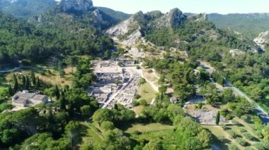 Saint-Remy-de-Provence 'deki Glanum arkeolojik alanı gökyüzünden görüldü