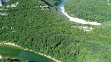 Fransa 'daki Ardeche vadileri gökyüzünden görünüyor.