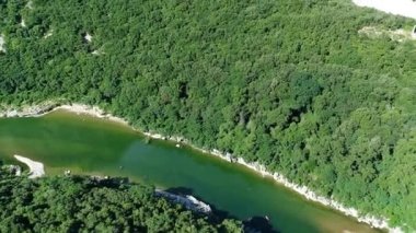 Fransa 'daki Ardeche vadileri gökyüzünden görünüyor.