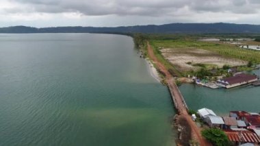 Kamboçya 'nın Sihanoukville yakınlarındaki balıkçı köyü gökyüzünden görüldü.