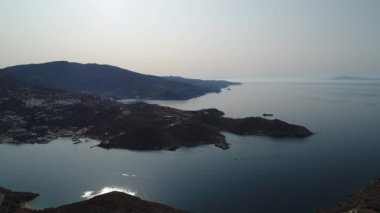 Gökyüzünden görülen Ios adasındaki Koubara köyü.