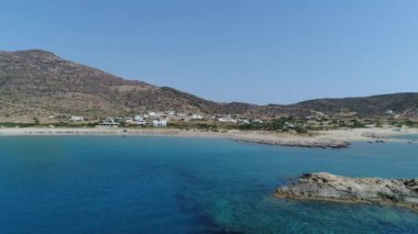 Yunanistan 'ın Kiklad adasındaki Ios adasındaki Magganari plajı gökyüzünden görülüyor