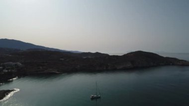 Gökyüzünden görülen Ios adasındaki Koubara köyü.