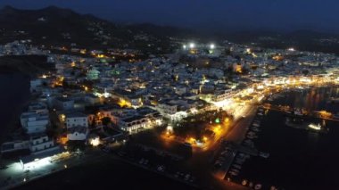 Yunanistan 'ın Kiklad adasındaki Naxos adasının limanı gece görüşü