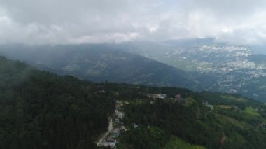 Sikkim Hindistan 'daki Rumtek Manastırı gökyüzünden görünüyor.