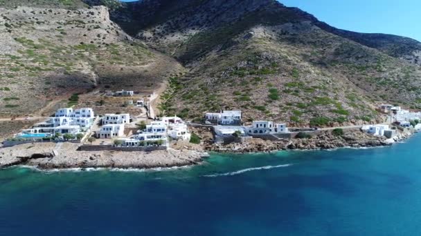 ギリシャの空中ビューのサイフノス島のカマレス村とビーチ — ストック動画