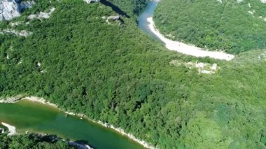 Fransa 'daki Ardeche vadileri gökyüzünden görünüyor.