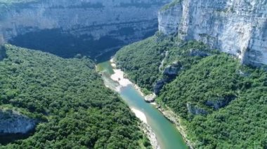 Fransa 'daki Ardeche vadileri gökyüzünden görünüyor.