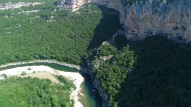 Fransa 'daki Ardeche vadileri gökyüzünden görünüyor.