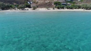 Yunanistan 'ın Kiklad adasındaki Serifos adasındaki Psili Ammos plajı gökyüzünden görüldü
