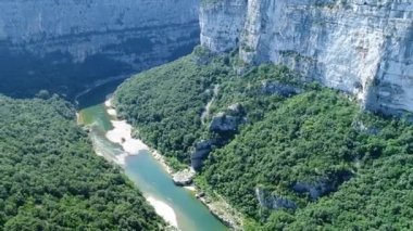 Fransa 'daki Ardeche vadileri gökyüzünden görünüyor.