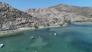 Yunanistan 'ın Cyclades bölgesindeki Paros adasındaki Naoussa' daki Piperi plajı hava manzaralı