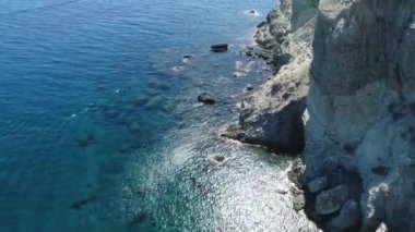 Yunanistan 'ın Cyclades kentindeki Santorini adasındaki Kampia plajı hava manzaralı