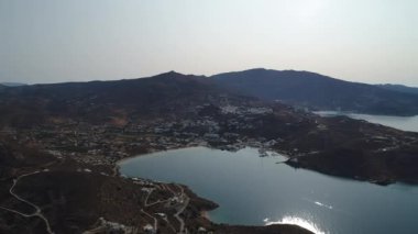 Gökyüzünden görülen Ios adasındaki Koubara köyü.