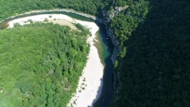 Fransa 'daki Ardeche vadileri gökyüzünden görünüyor.