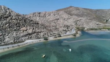 Yunanistan 'ın Cyclades bölgesindeki Paros adasındaki Naoussa' daki Piperi plajı hava manzaralı