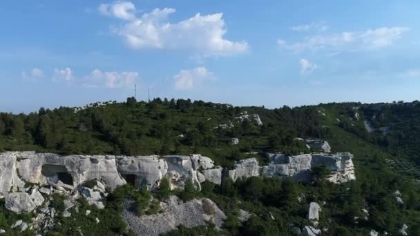 Cuevas Del Macizo Los Alpilles Francia Vistas Desde Cielo — Vídeo de stock