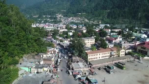 空から見たインドのウッタラーカンド州のウッタラーカシ市 — ストック動画