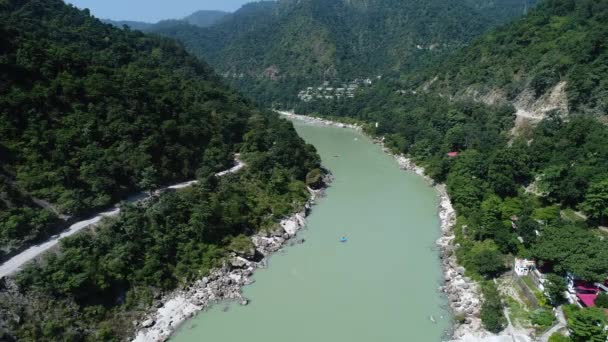 从天空看印度乌塔拉汉德里希凯什邦附近的恒河 — 图库视频影像